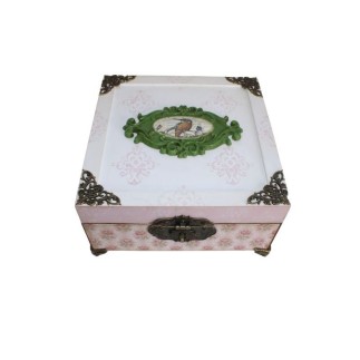 Box decorated with dividers