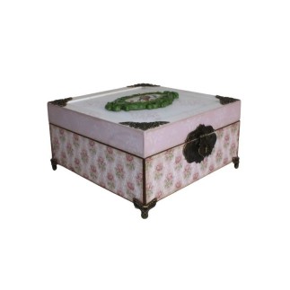Box decorated with dividers